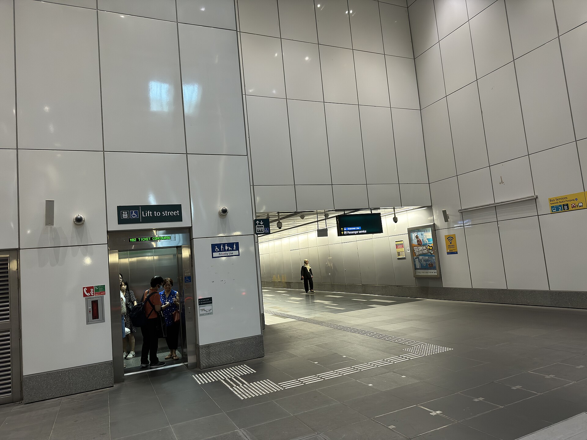Singapore MRT lift platform