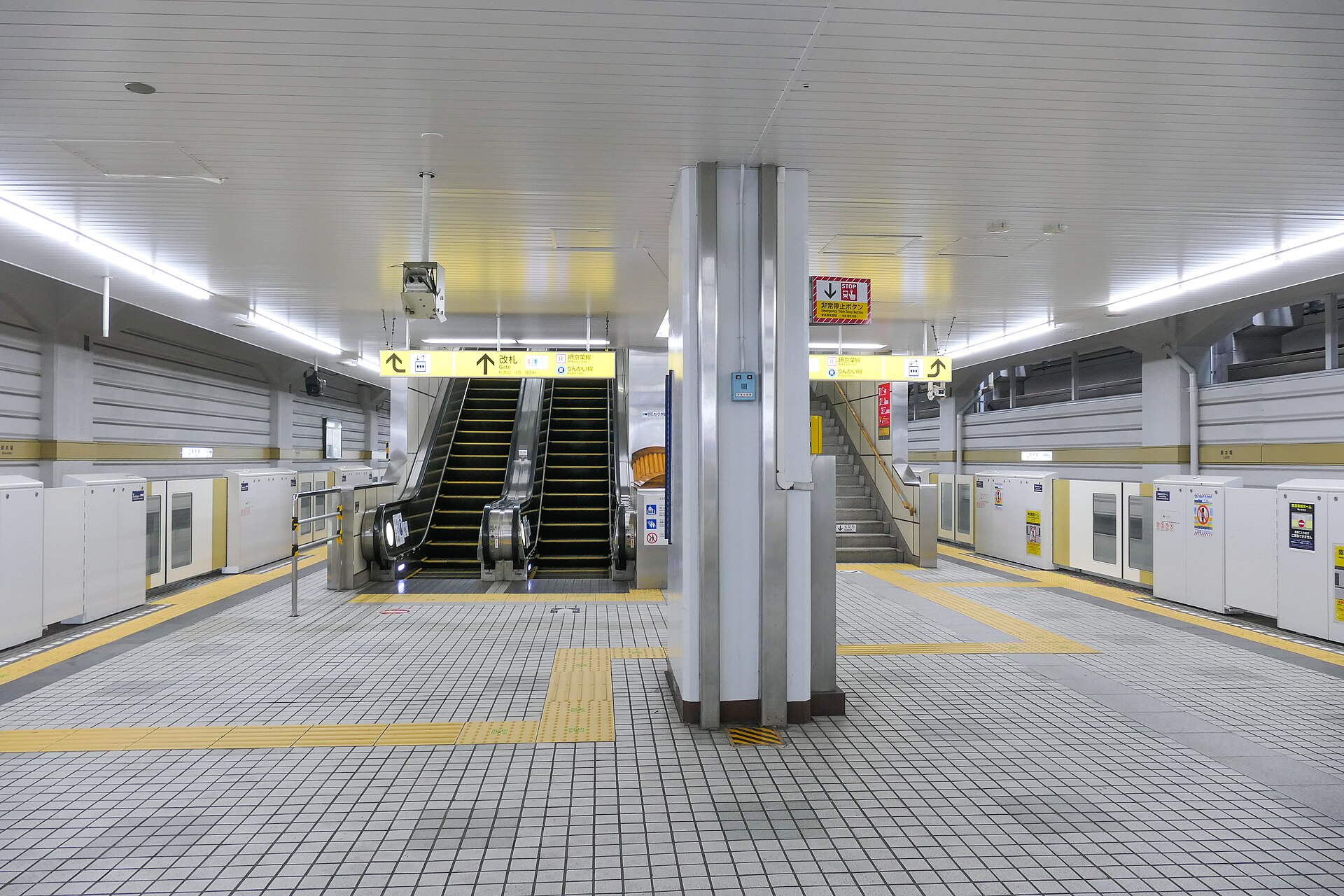 Tokyo metro platform accessible